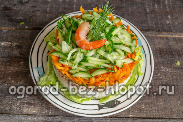 요리용 링을 제거하고 새우로 장식합니다.