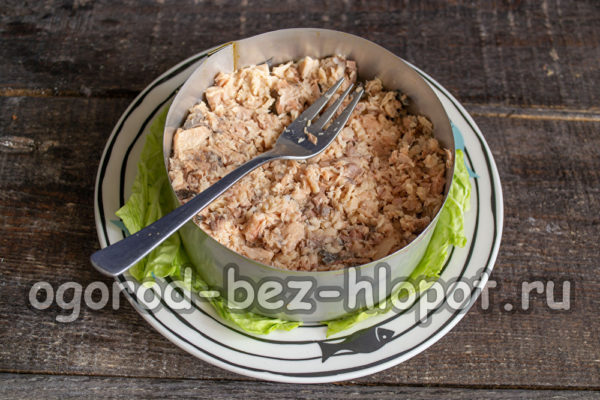 생선을 포크로 으깨서 링에 넣어주세요