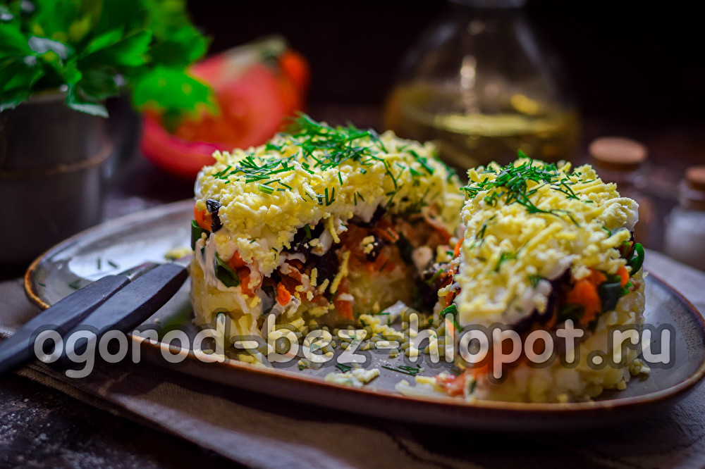 자두를 곁들인 모피 코트 아래의 대구 간