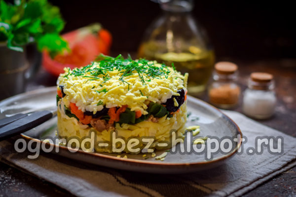 모피 코트 샐러드 아래의 대구 간