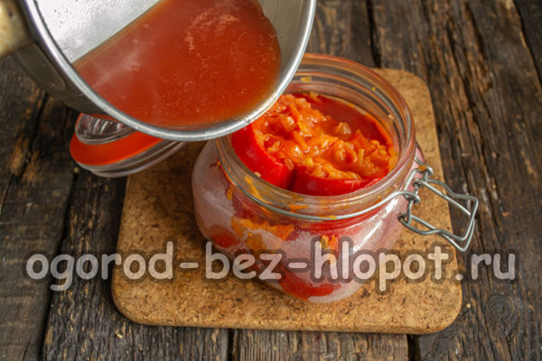 고추 위에 드레싱을 붓는다