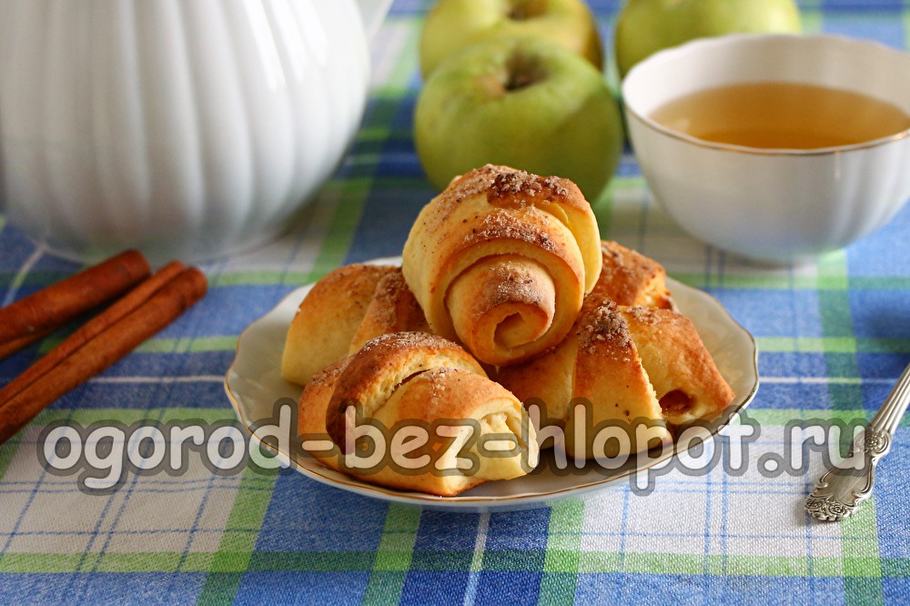 코티지 치즈 반죽으로 만든 사과 크루아상