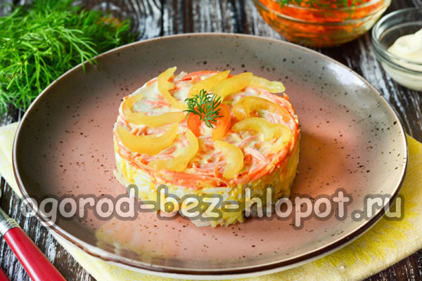 닭고기를 곁들인 한국식 당근 샐러드