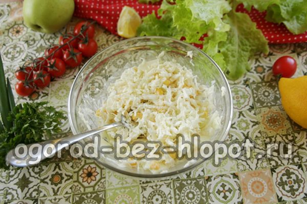 샐러드에 드레싱을 넣다