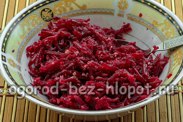 견과류를 곁들인 비트