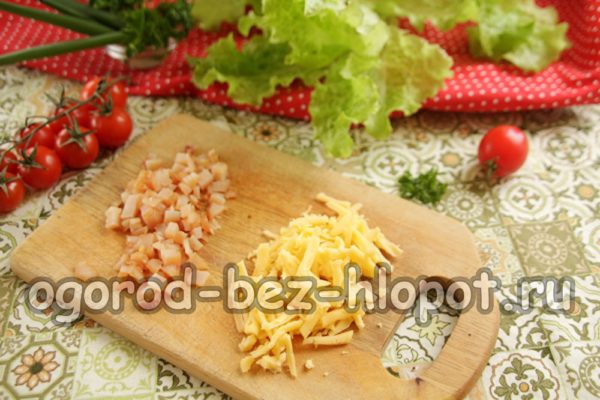 닭고기를 자르고 치즈를 갈아주세요