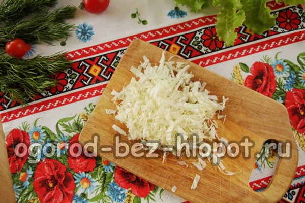 배추를 잘게 썬다