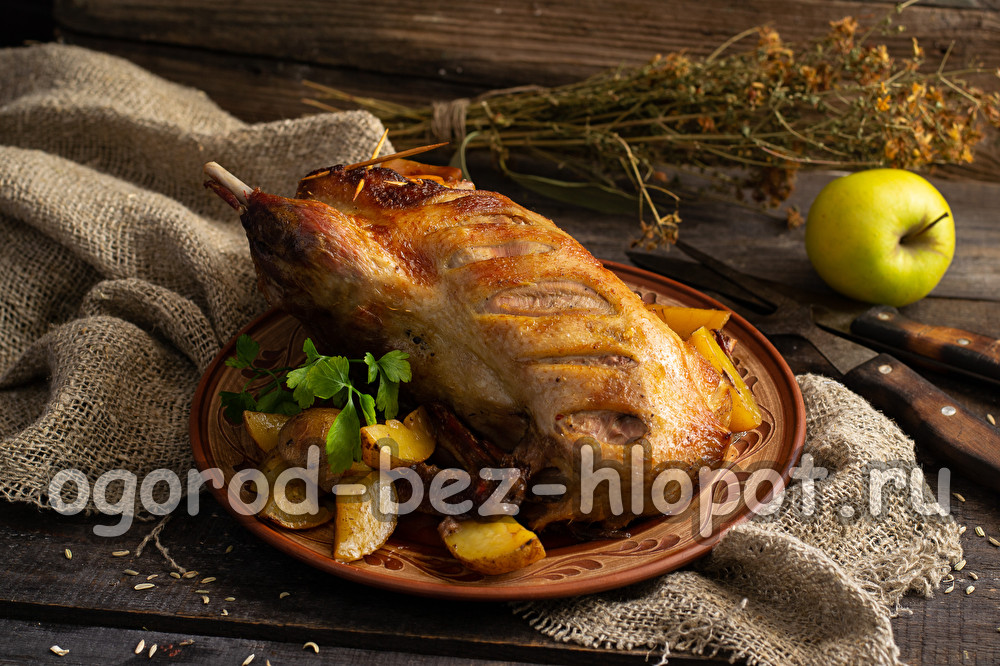 오븐에 넣은 소매에 담긴 오리 전체