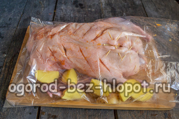 감자와 함께 오리를 소매에 넣어라