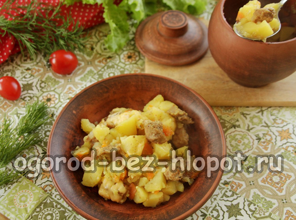 냄비에 고기와 감자를 구워요