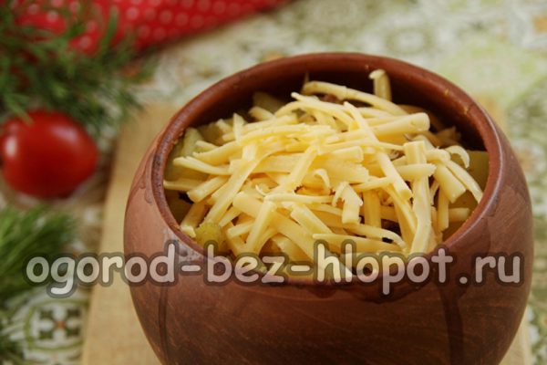 강판 치즈를 뿌린다