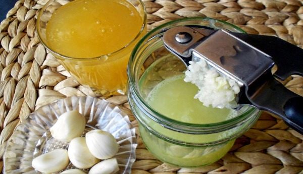 레몬을 곁들인 마늘