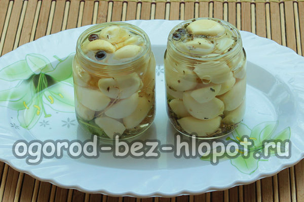 마늘 위에 매리네이드를 붓는다