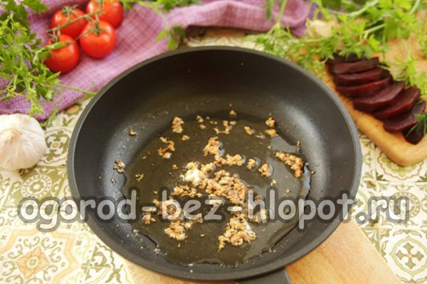 프라이팬에 마늘을 볶다