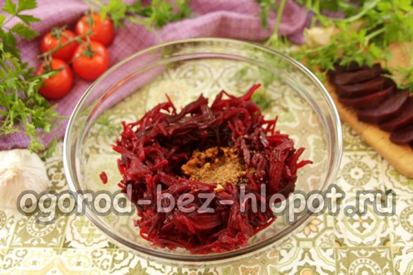 비트에 마늘, 향신료, 식초를 넣은 기름을 첨가합니다.