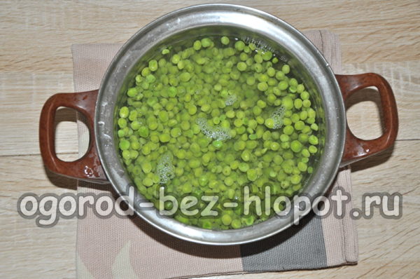 완두콩을 양념장에 넣고 삶다