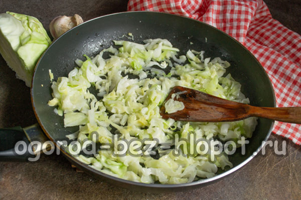 양배추를 프라이팬에 넣으세요