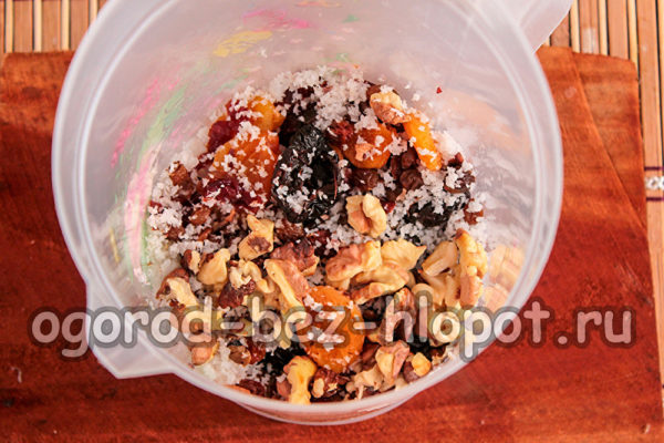 재료를 블렌더 볼에 넣으세요