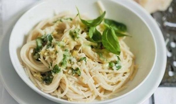 채소를 곁들인 국수