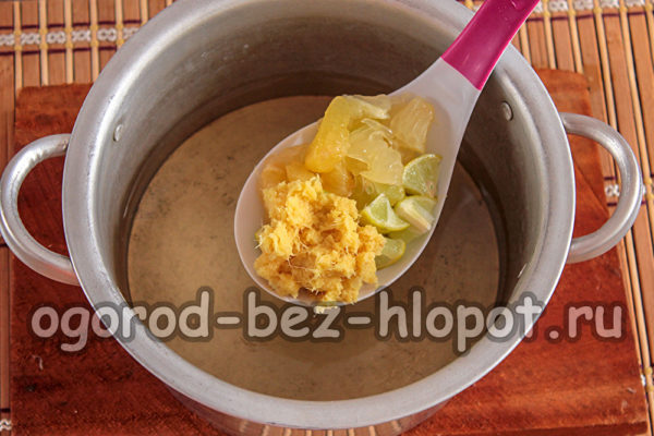 물에 생강과 레몬을 넣으세요