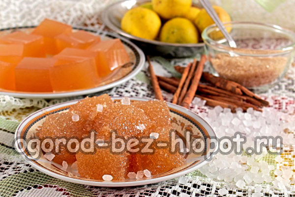 마멀레이드에 설탕을 뿌린다