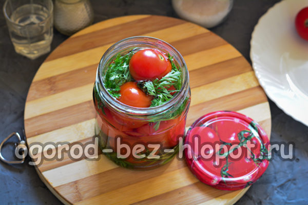 토마토 위에 끓는 물을 붓는다