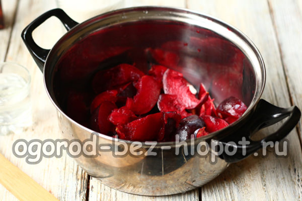 자두 껍질을 벗기고 자르다