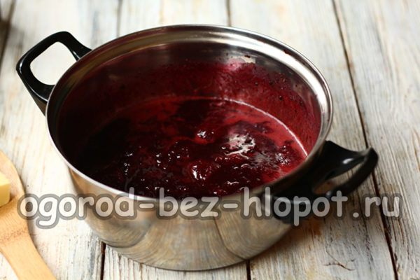 자두에 설탕과 코코아를 첨가한다