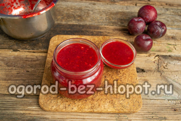 소스를 병에 붓다