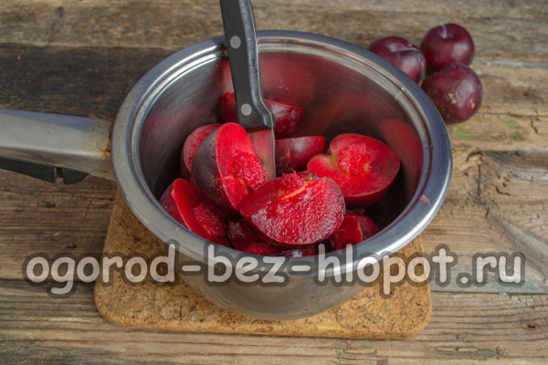 매실을 씻어서 자른다