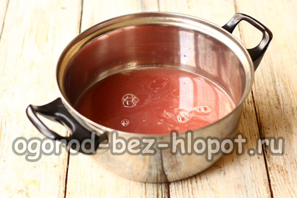 주스를 냄비에 붓다