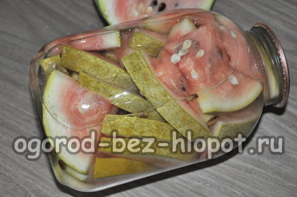 병에 담긴 절인 수박