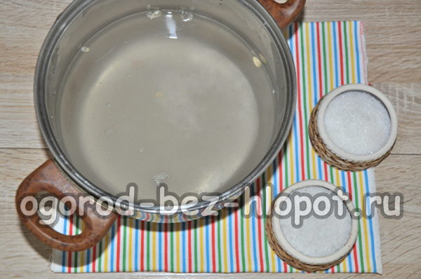 물에 설탕과 소금을 넣으세요