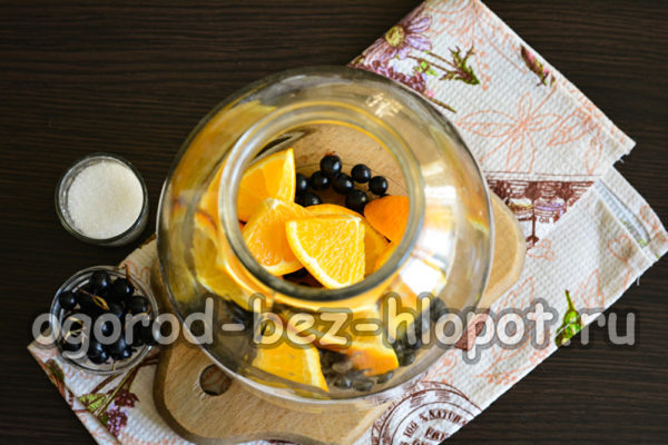 병에 담긴 건포도와 오렌지