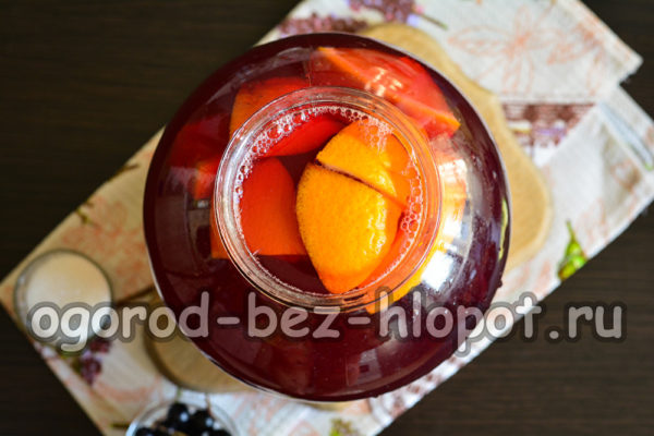 시럽을 병에 붓다