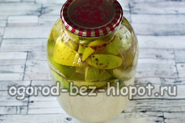 물을 붓고 뚜껑을 덮다