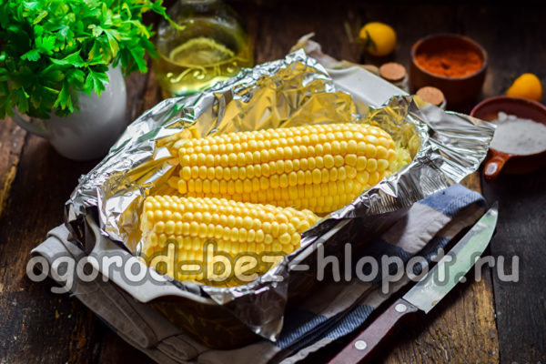 옥수수를 팬에 넣으세요