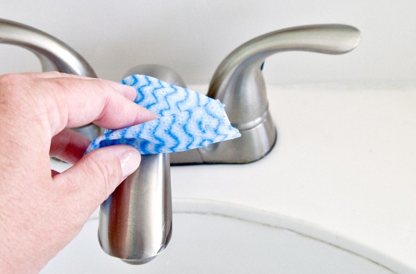 기름으로 수도꼭지 청소하기