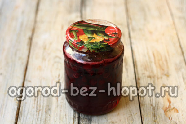 잼을 병에 담아 닫다