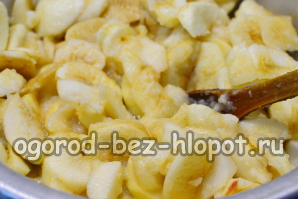 사과가 끓어 넘치기 시작했다