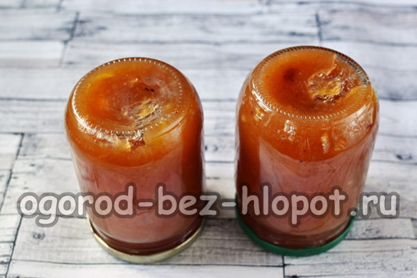 잼을 병에 담아 닫다