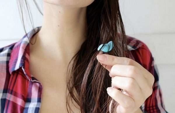 머리카락에 껌이 묻어있다