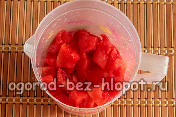 펄프를 블렌더 볼에 넣으세요