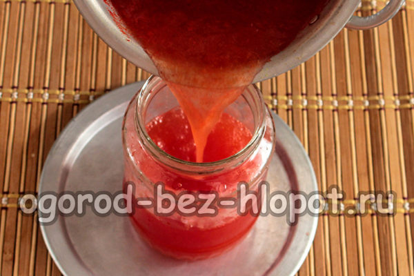 주스를 병에 붓다