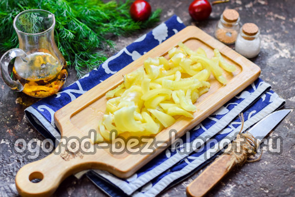 고추를 깨끗이 씻어서 다진다