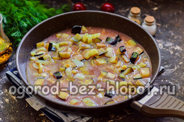 토마토와 향신료를 추가하세요