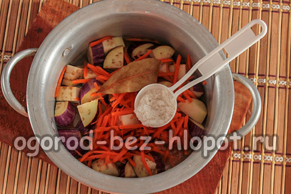 야채에 물을 붓고 소금을 넣으세요