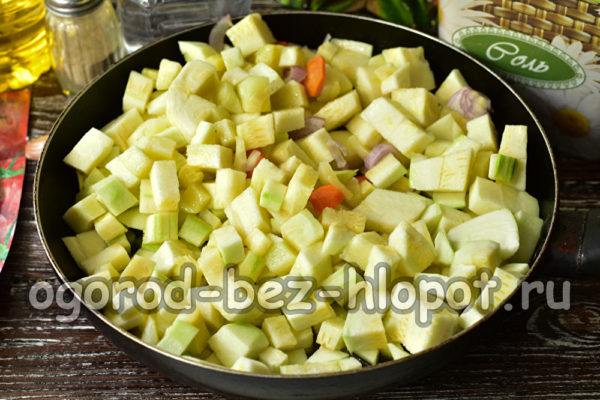 야채를 프라이팬에 넣으세요