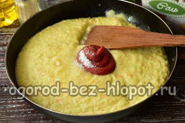 소금, 설탕, 토마토 페이스트를 첨가합니다