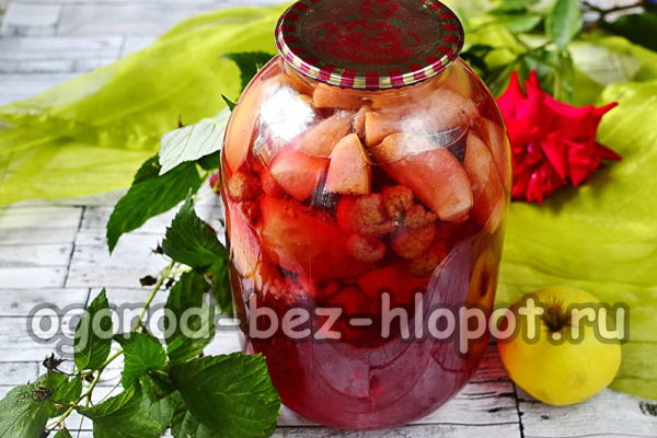 라즈베리, 사과, 복숭아 콩포트가 완성되었습니다.